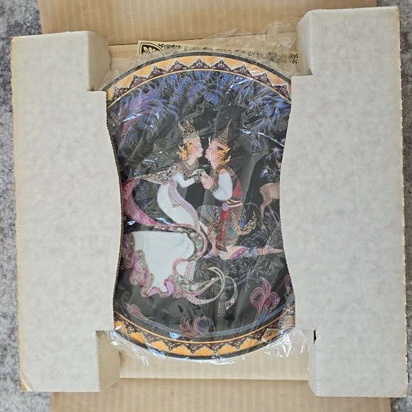 1991 Royal Porcelain Kingdom Of Thailand Collector’s Plate “The Betrothal “ - Picture 11 of 13